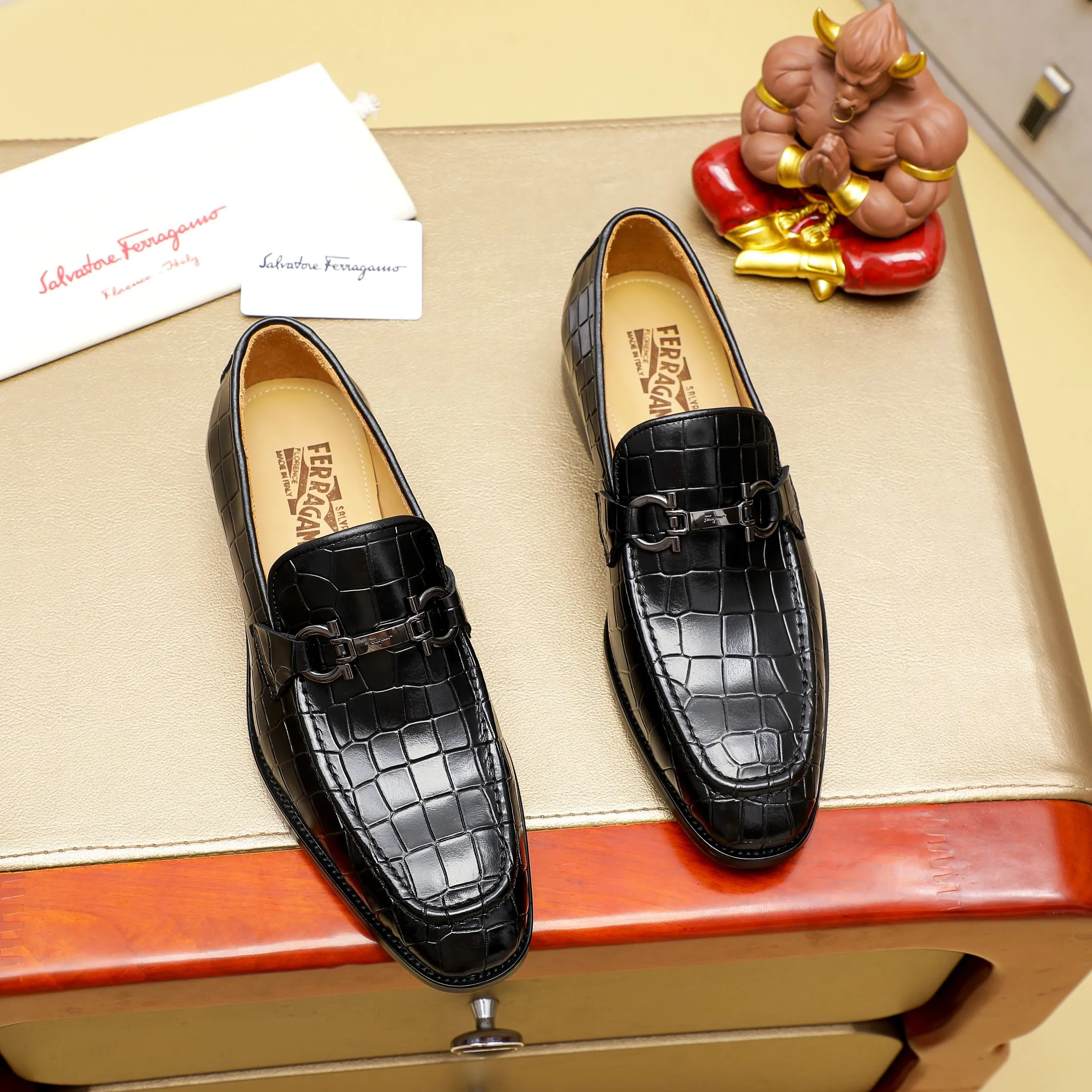 Men's shoes 💰460 🕷🕷🐂【Ferragamo】Ferragamo Popular fashion leather shoes🇨🇳Official website counter 1:1 production, original mold opening💯Good quality can be seen, imported high-end first-layer waxed calfskin, water-dyed🐂leather lining🌿very clear texture, high-quality waterproof, non-slip and wear-resistant outsole🎋high quality and low price, truly handmade🍓2 colors available! Code number 38-44……(45.46.Customized)